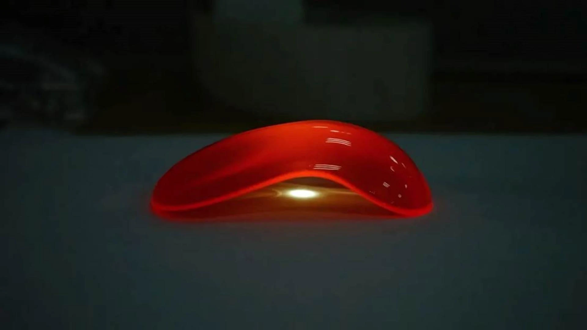 桌子上放着蓝色的球

AI 生成的内容可能不正确。