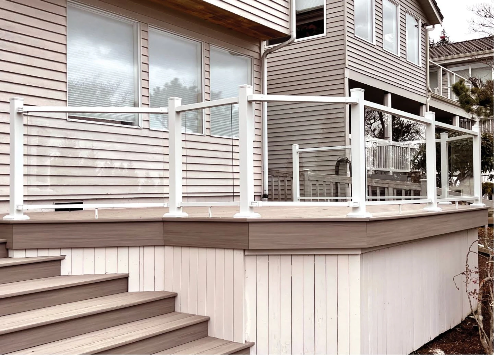 What Makes a Glass Railings Deck the Best Choice for Outdoor Living?