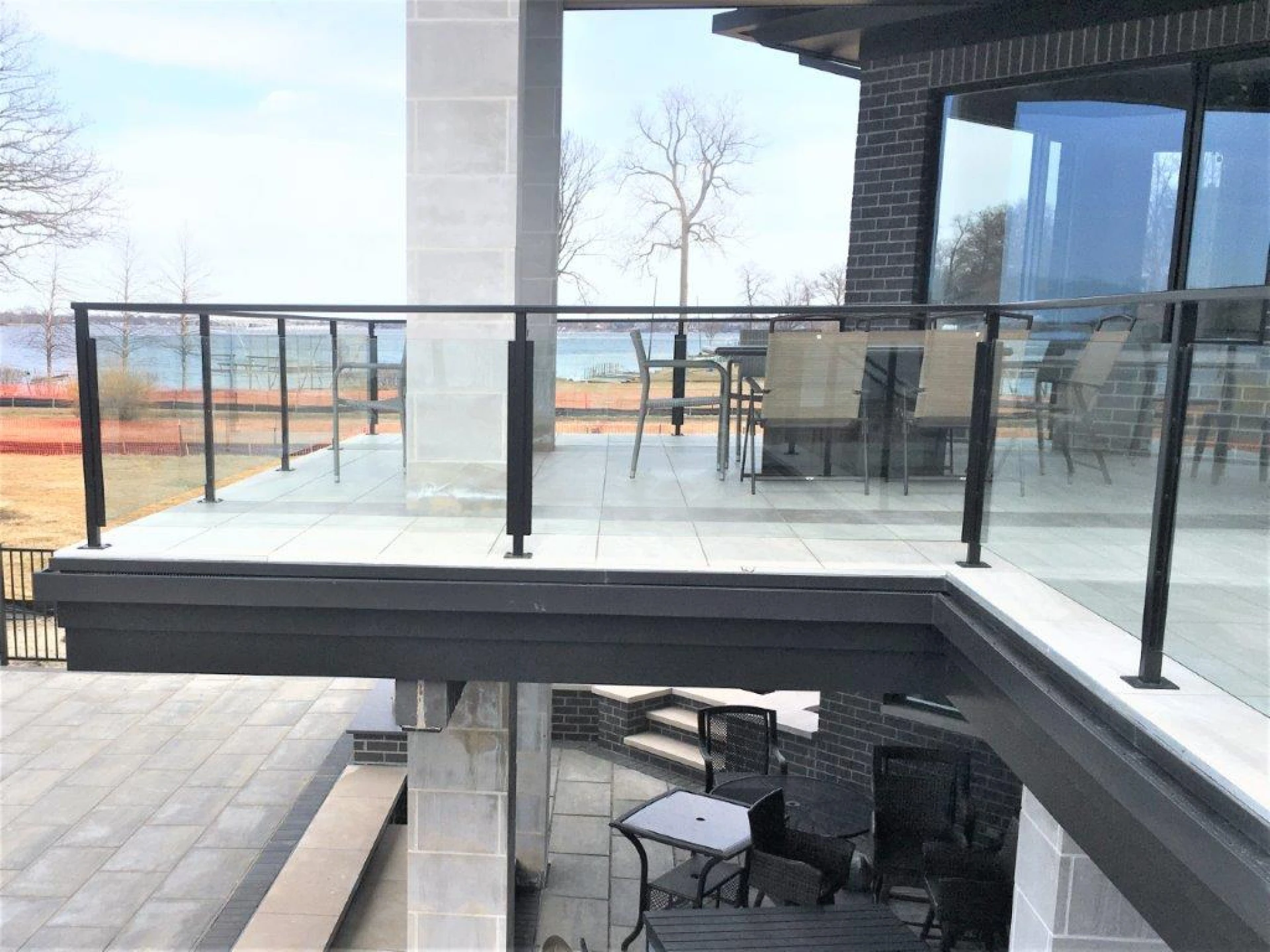 What Makes a Glass Railings Deck the Best Choice for Outdoor Living?