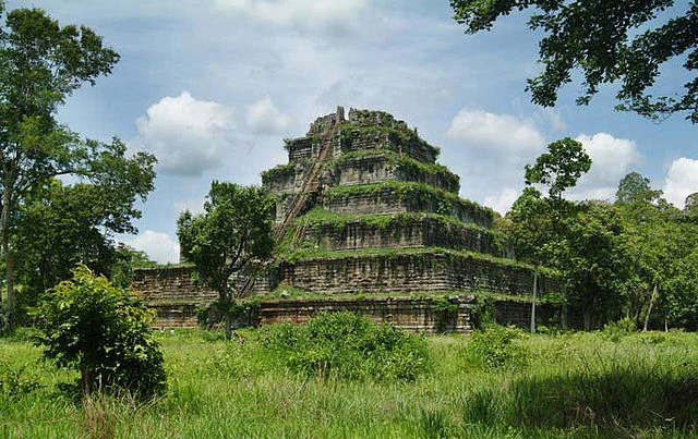 Discovering Cambodia: Architecture, Arts, Traditions, and Paintings Through the Eyes of Vietnam Tourists