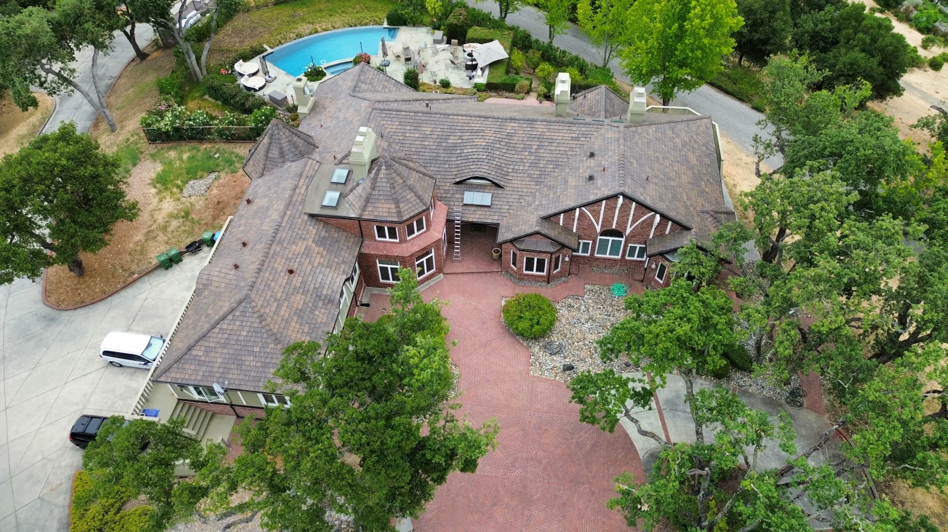 How Sacramento’s Hot Summers and Wet Winters Impact Your Roof 