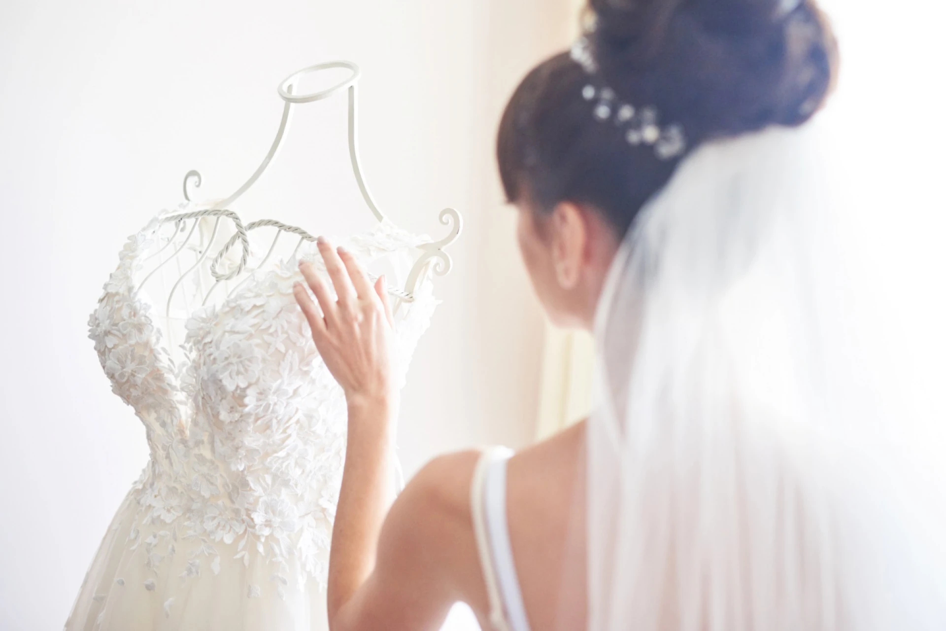 How to Find the Best Wedding Dress Shops Near You 