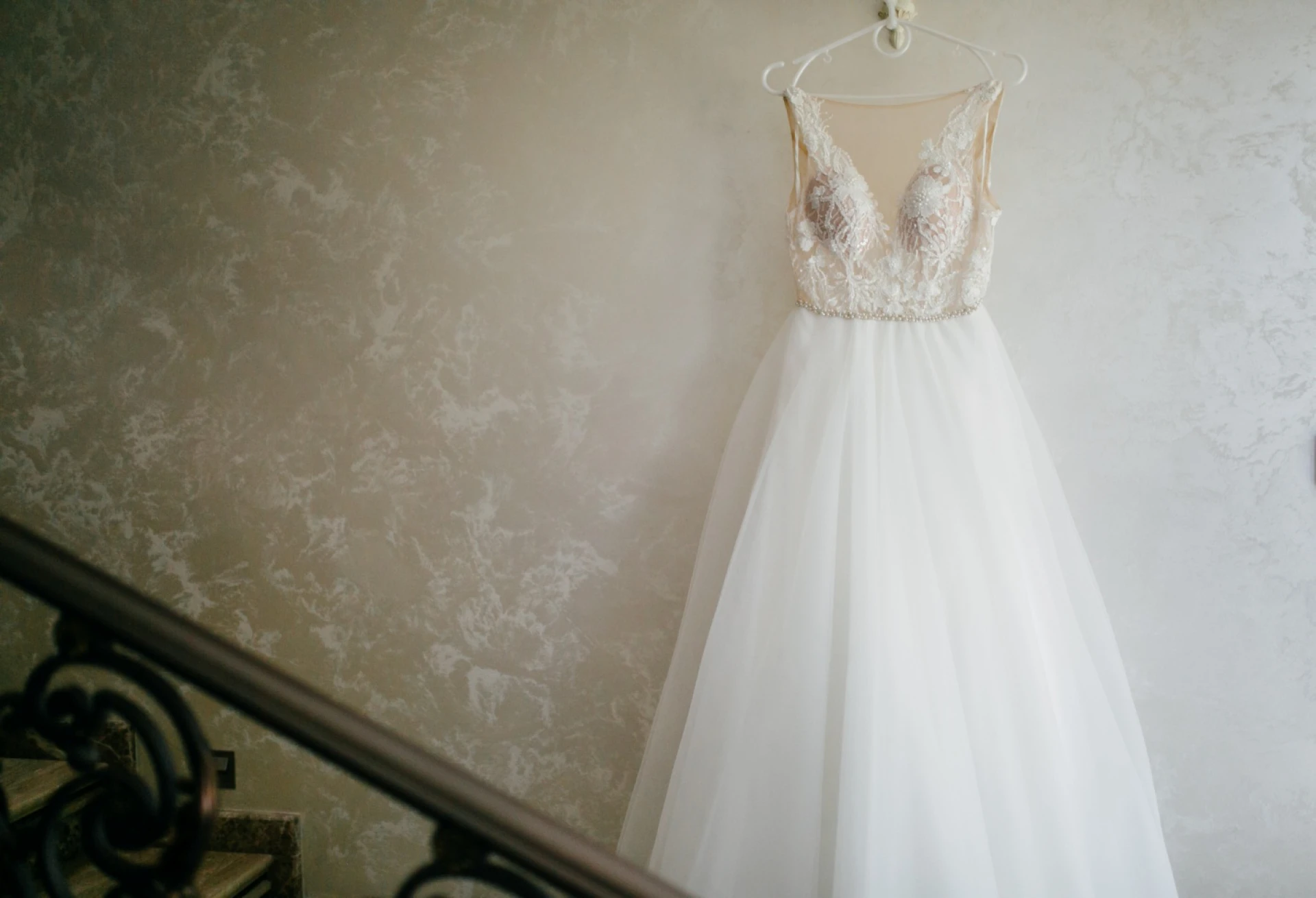 How to Find the Best Wedding Dress Shops Near You 