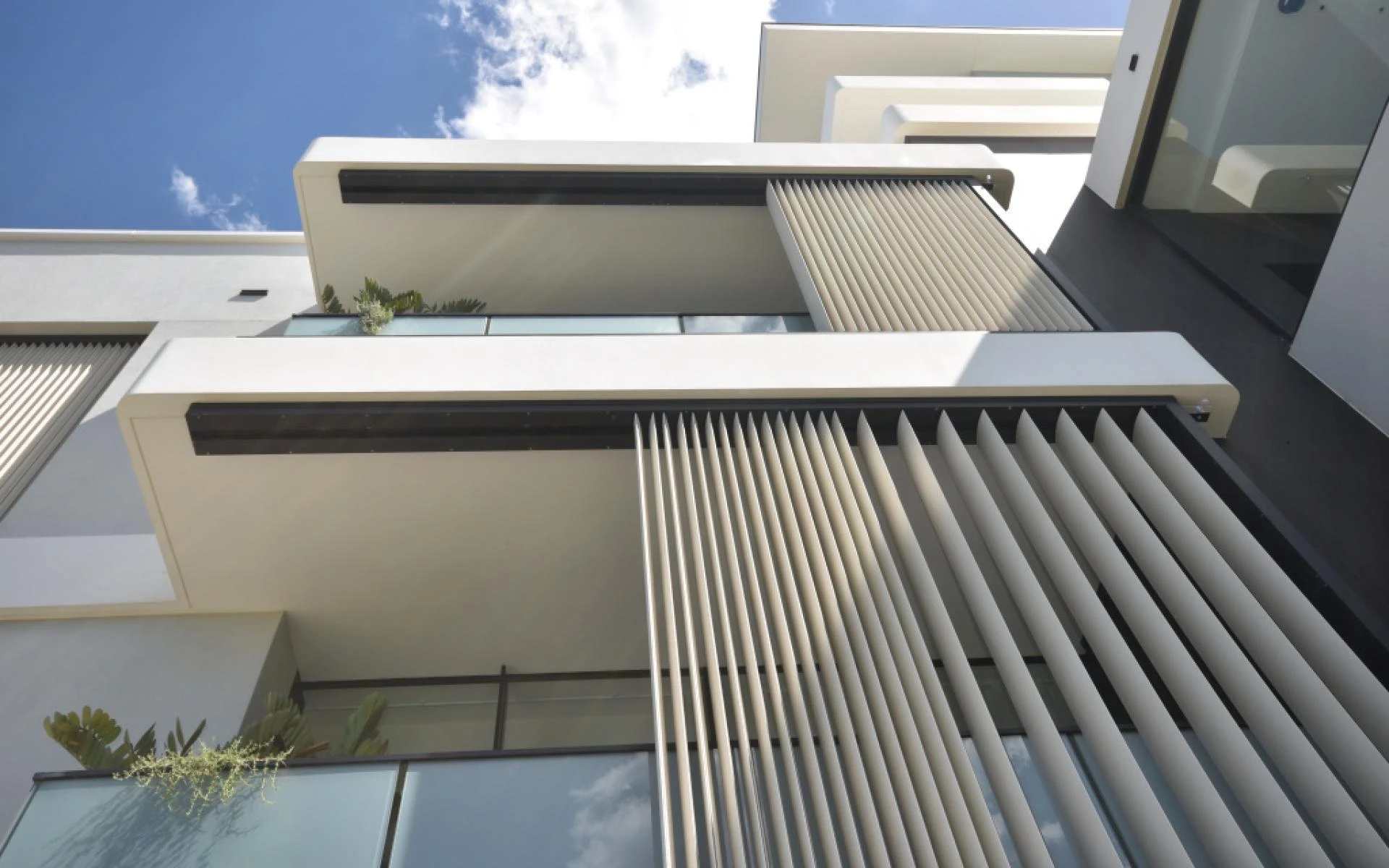 How Retract Sun Louvres Transform Outdoor Living