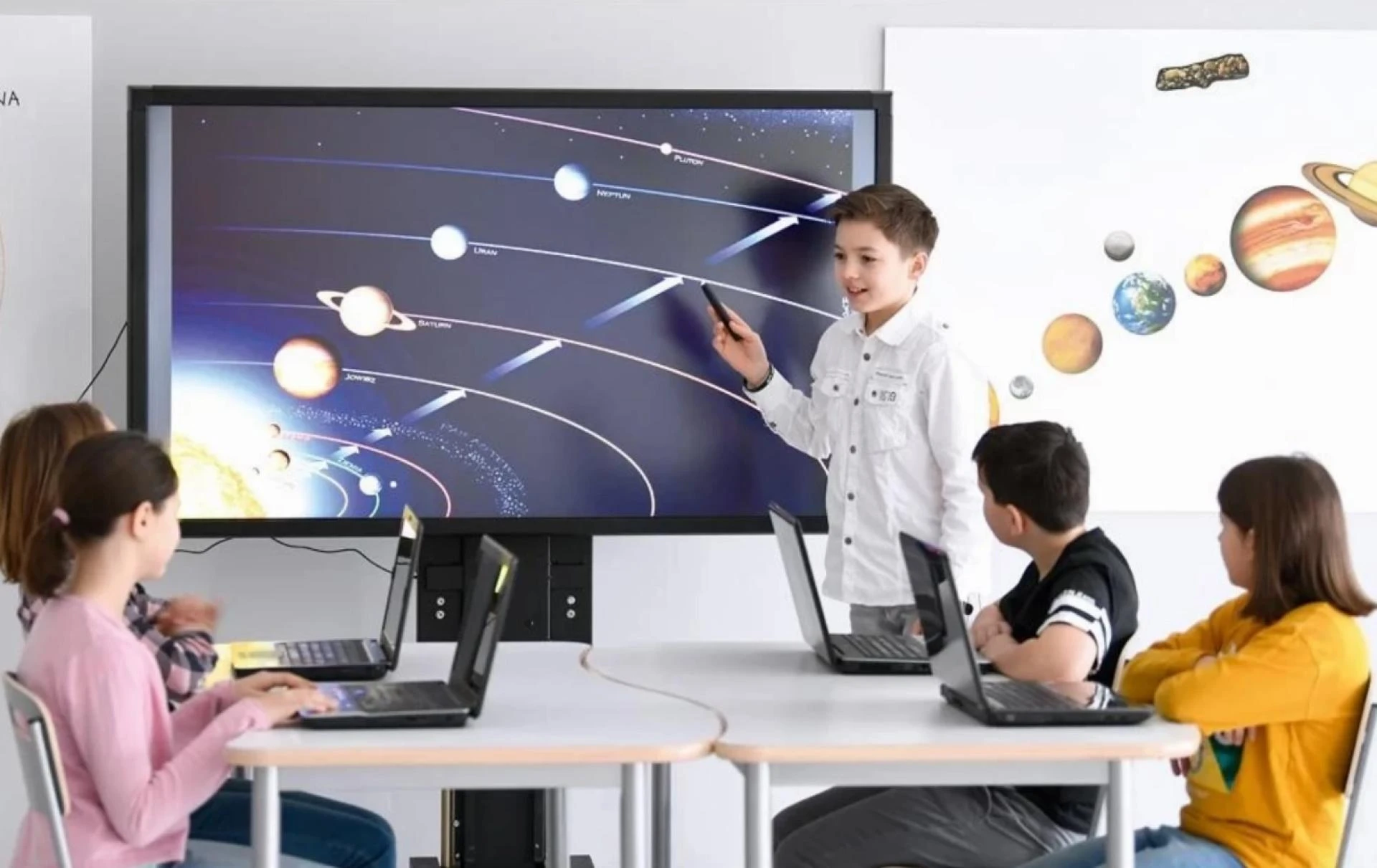 Moderne Technologien und Möbel in Kindergärten