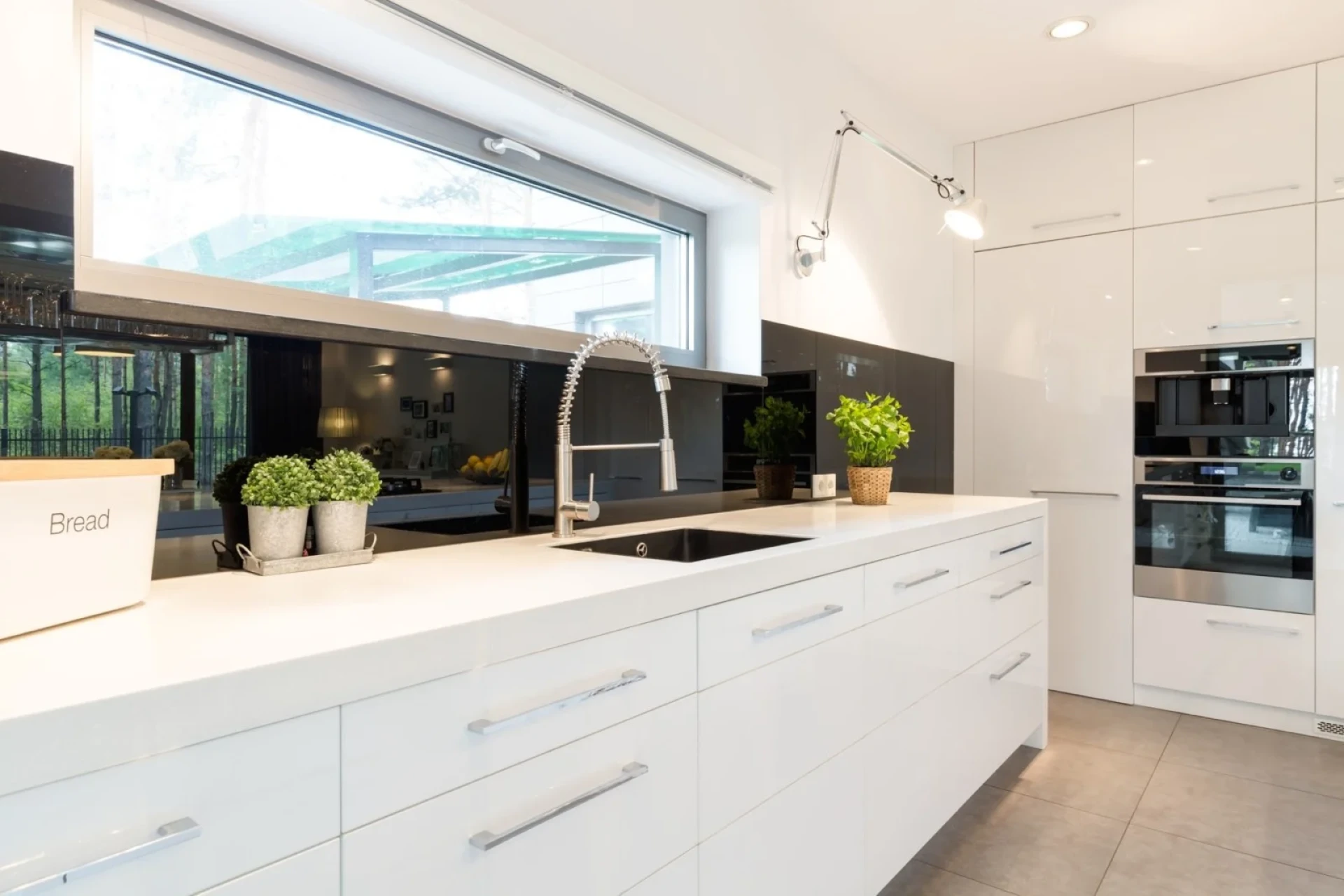 Choosing the Right Kitchen Worktop: Granite, Quartz, Porcelain or Marble?