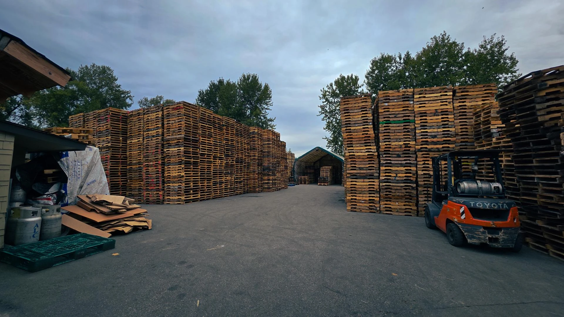 Why Are Wooden Pallets the Best Choice for Your Shipping and Storage Needs?