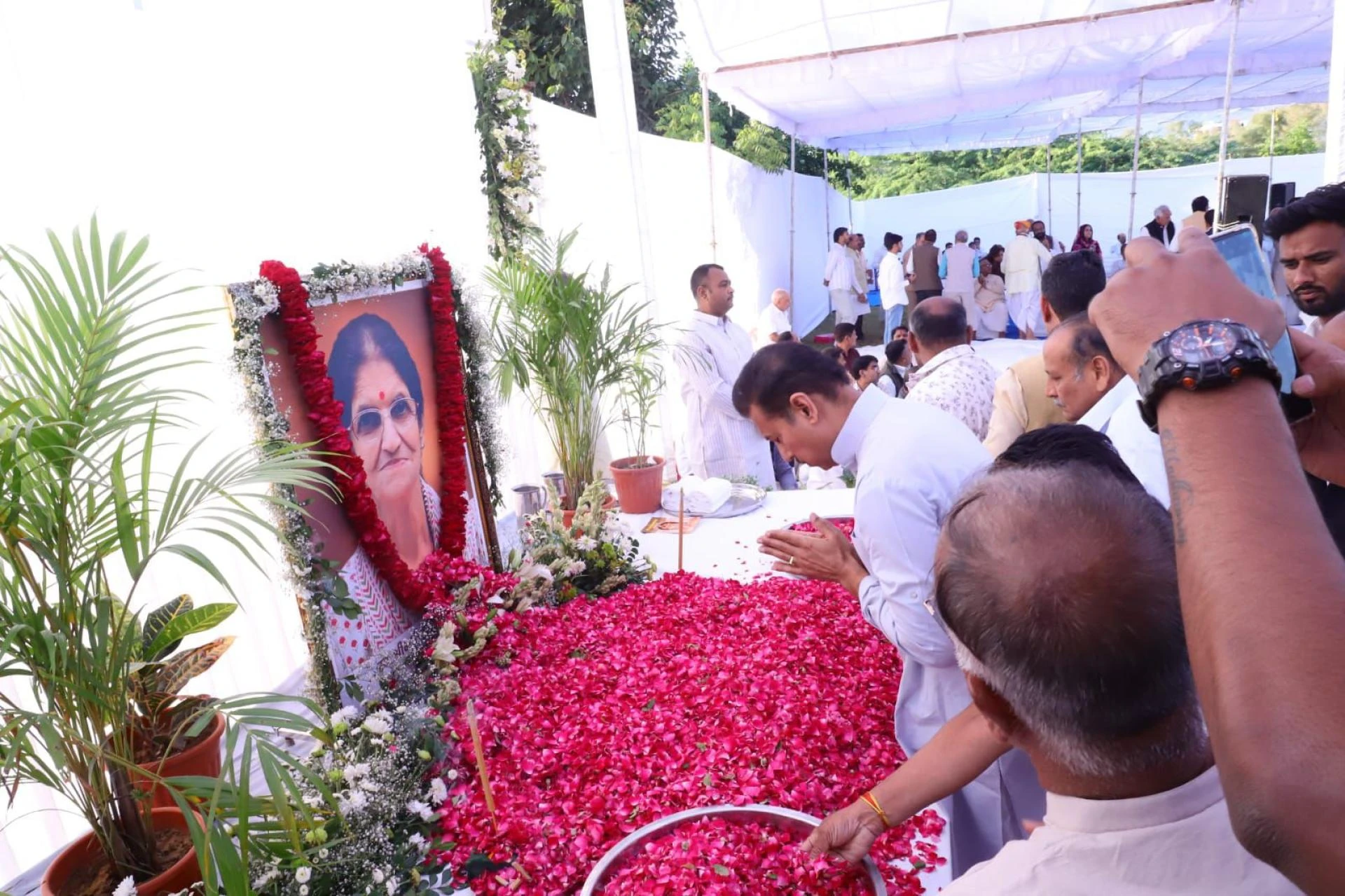 Col Rathore Pays Tribute in Ajmer: A Message of Service