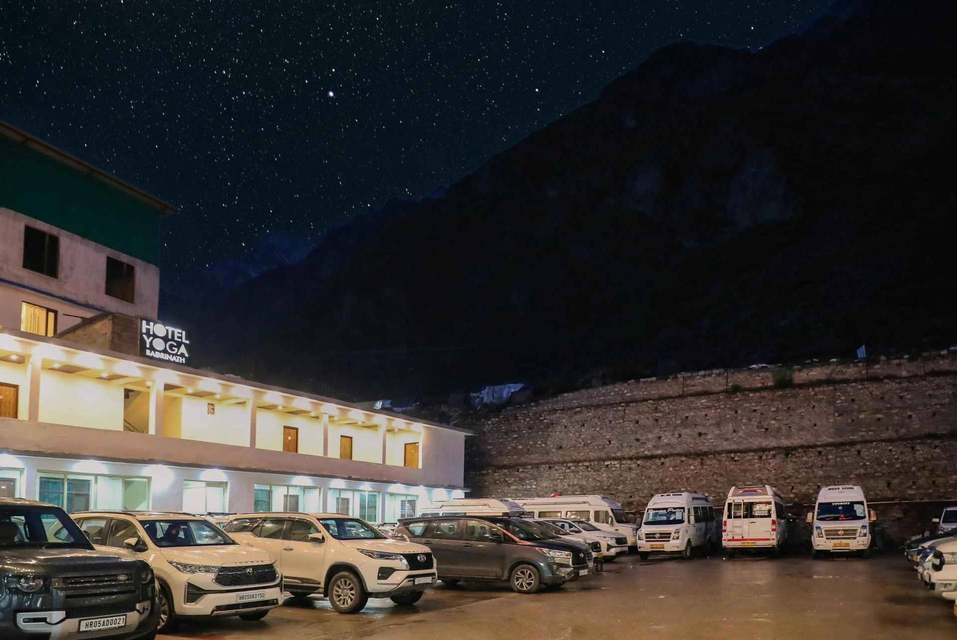 What Travel Benefits Do Guests Enjoy When Staying at Ecko Hotels in Badrinath?