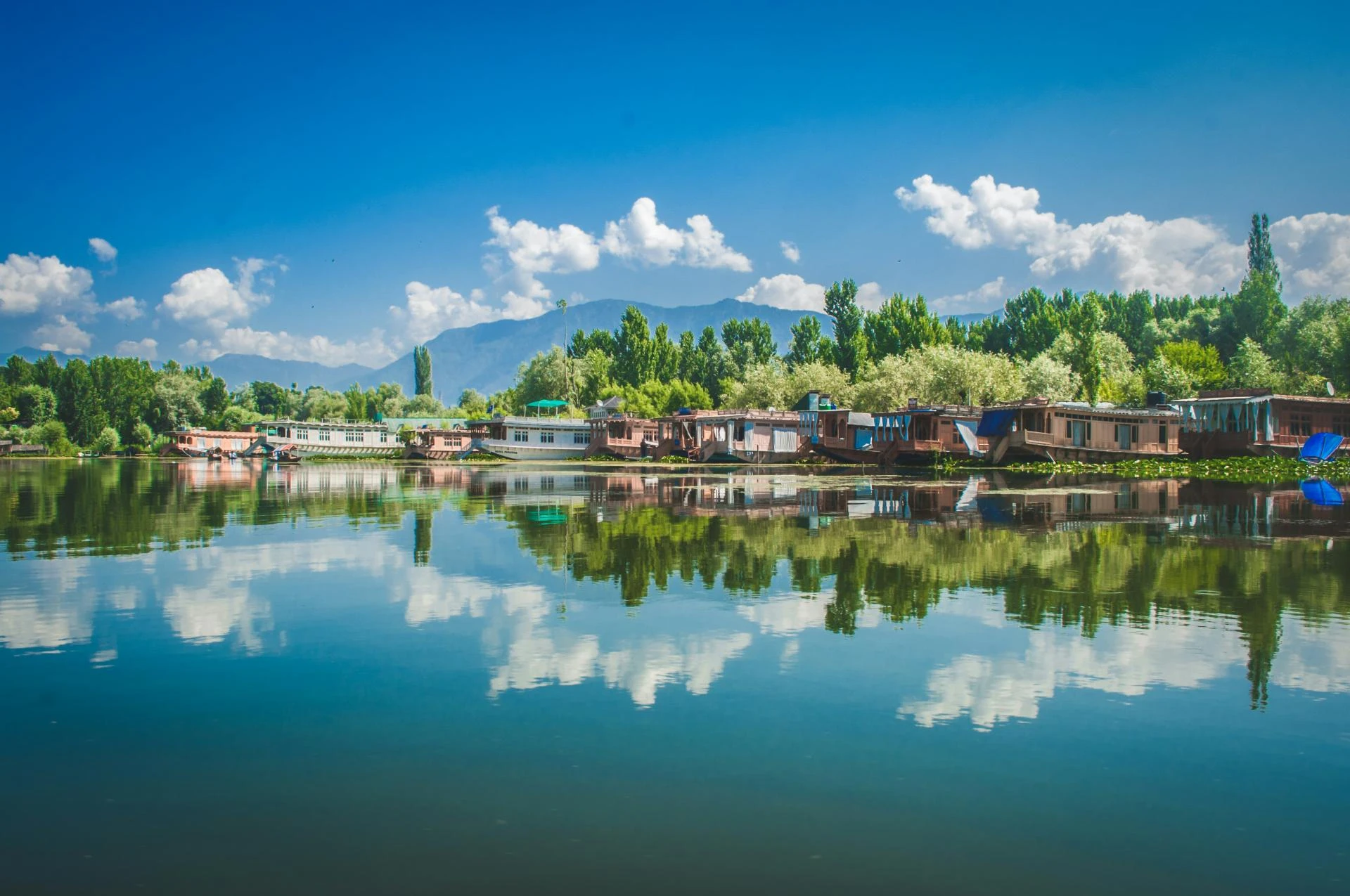 A Journey Through Kashmir’s Beauty: Top Valleys, Lakes & Hill Stations to Visit
