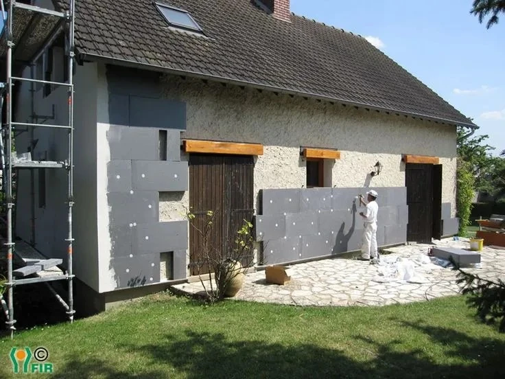 Le geste professionnel qui valorise vos murs et vos sols