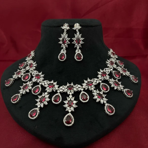 Which Antique Necklace Design Works for Wedding Functions?
