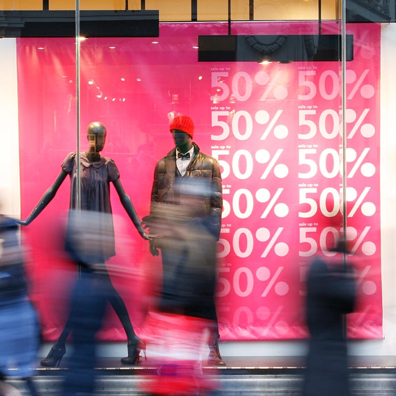 Best Materials Used in Custom Outdoor Retail Signage for Long-Term Durability