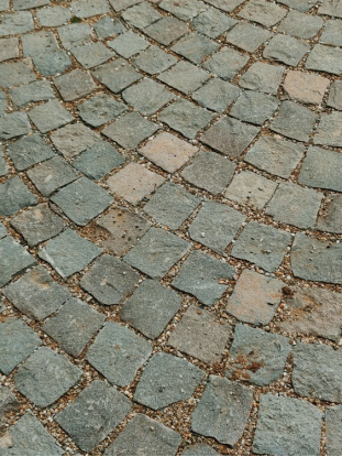 The Secret Geometry of Outdoor Stonework: Integrating Custom Pavers and Walls