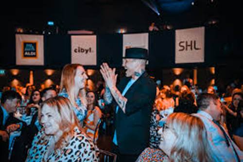 Business event entertainment is explained in a longer, natural way that still keeps the meaning right.