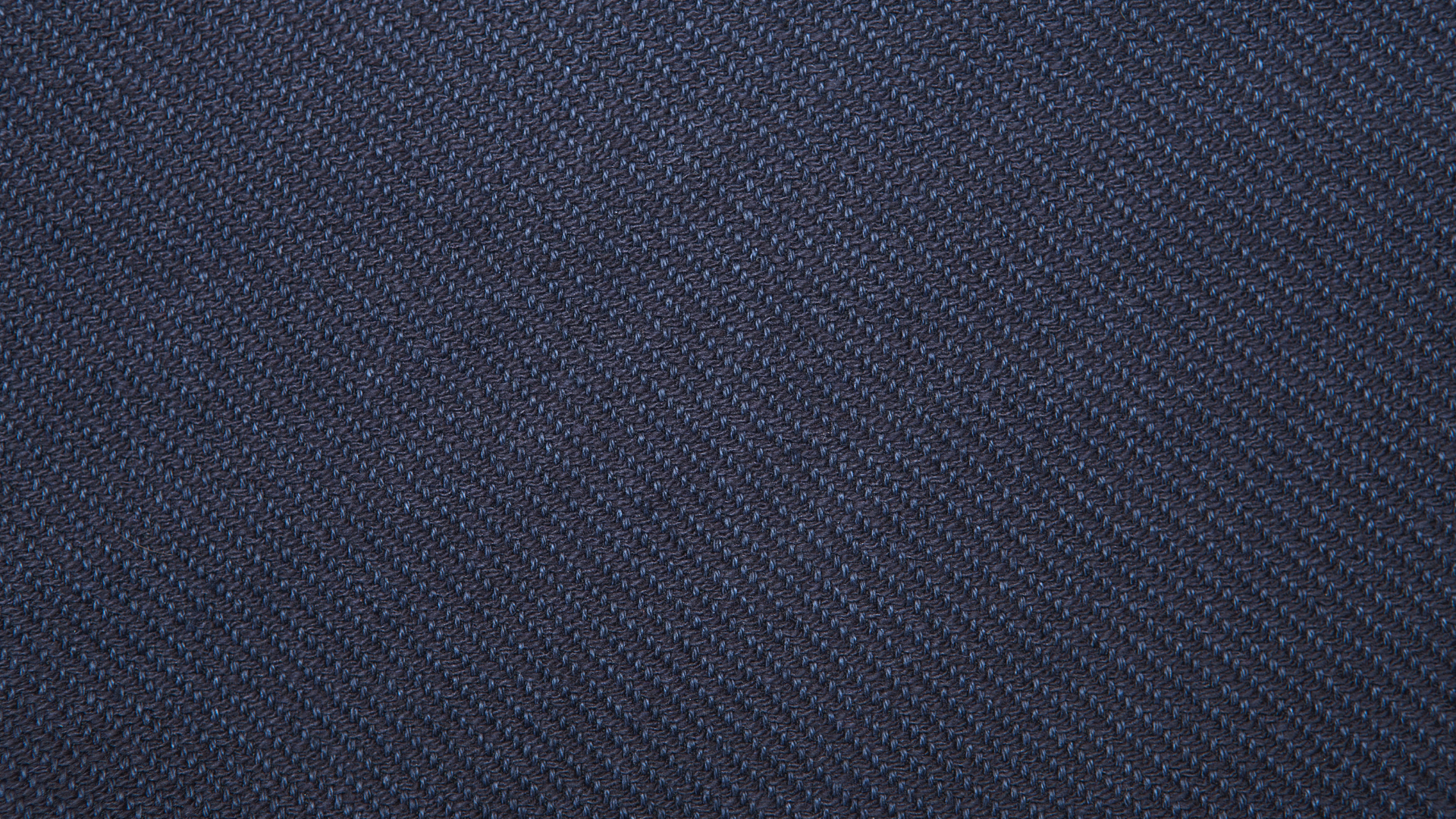 How to Choose Fabric for Your Made-to-Measure Suit in Dubai