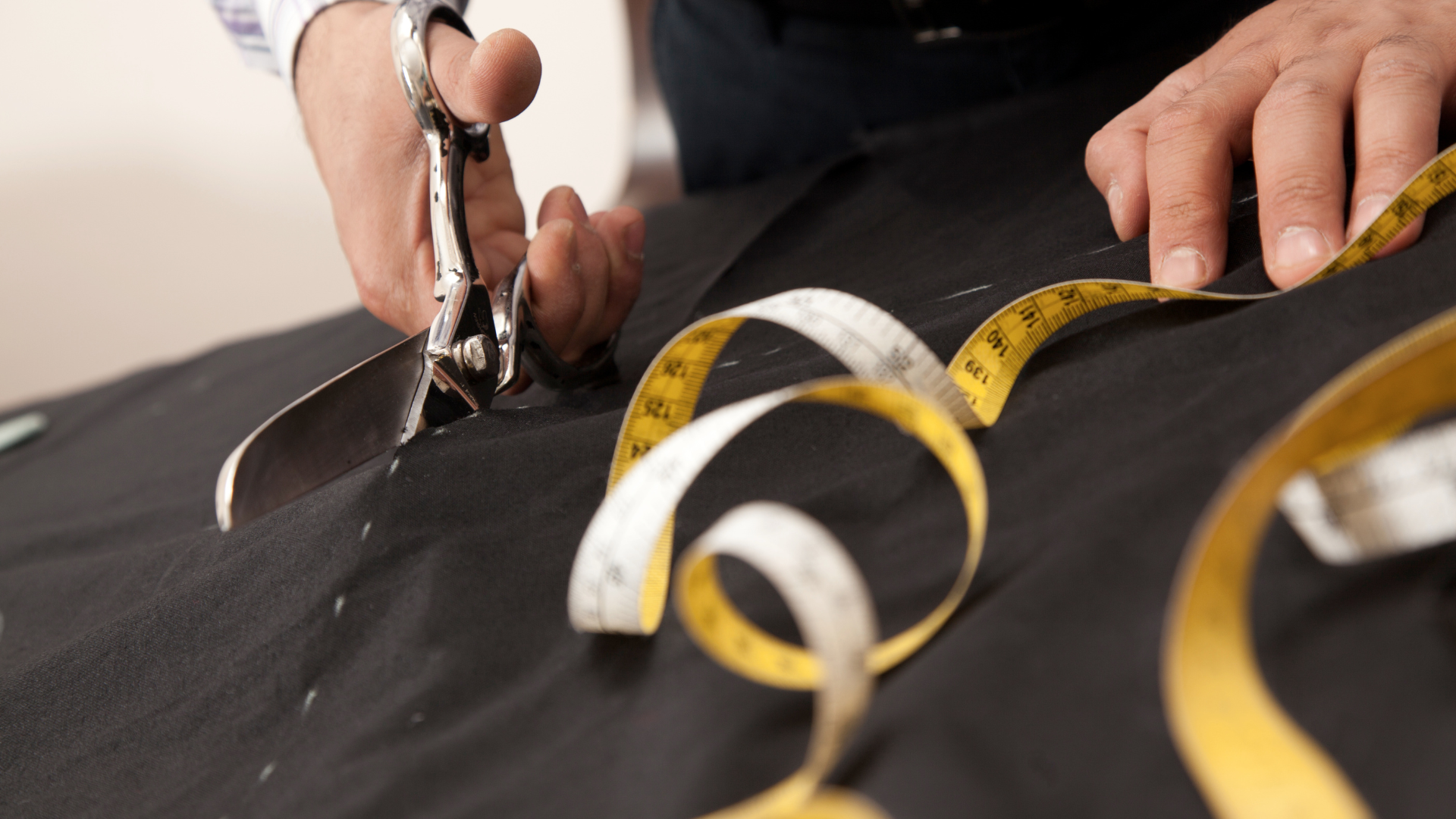 How to Choose Fabric for Your Made-to-Measure Suit in Dubai