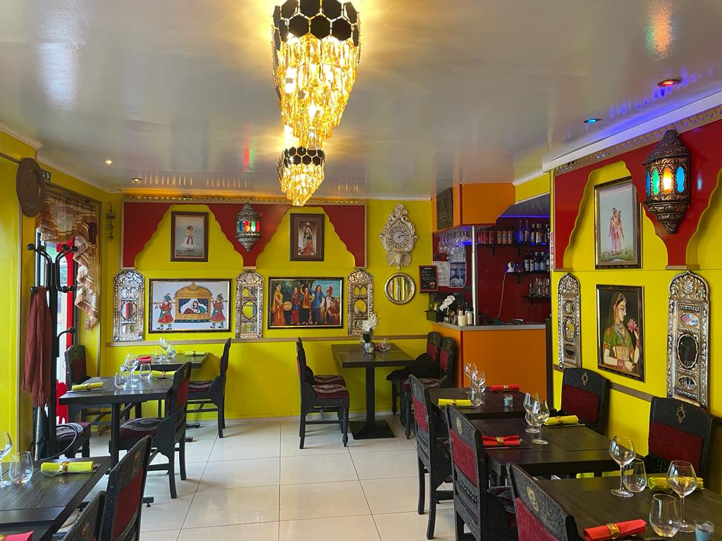 Intérieur chaleureux d'un restaurant vaugueux caen idéal pour un dîner convivial avec des options de restaurants halal à proximité du centre-ville.