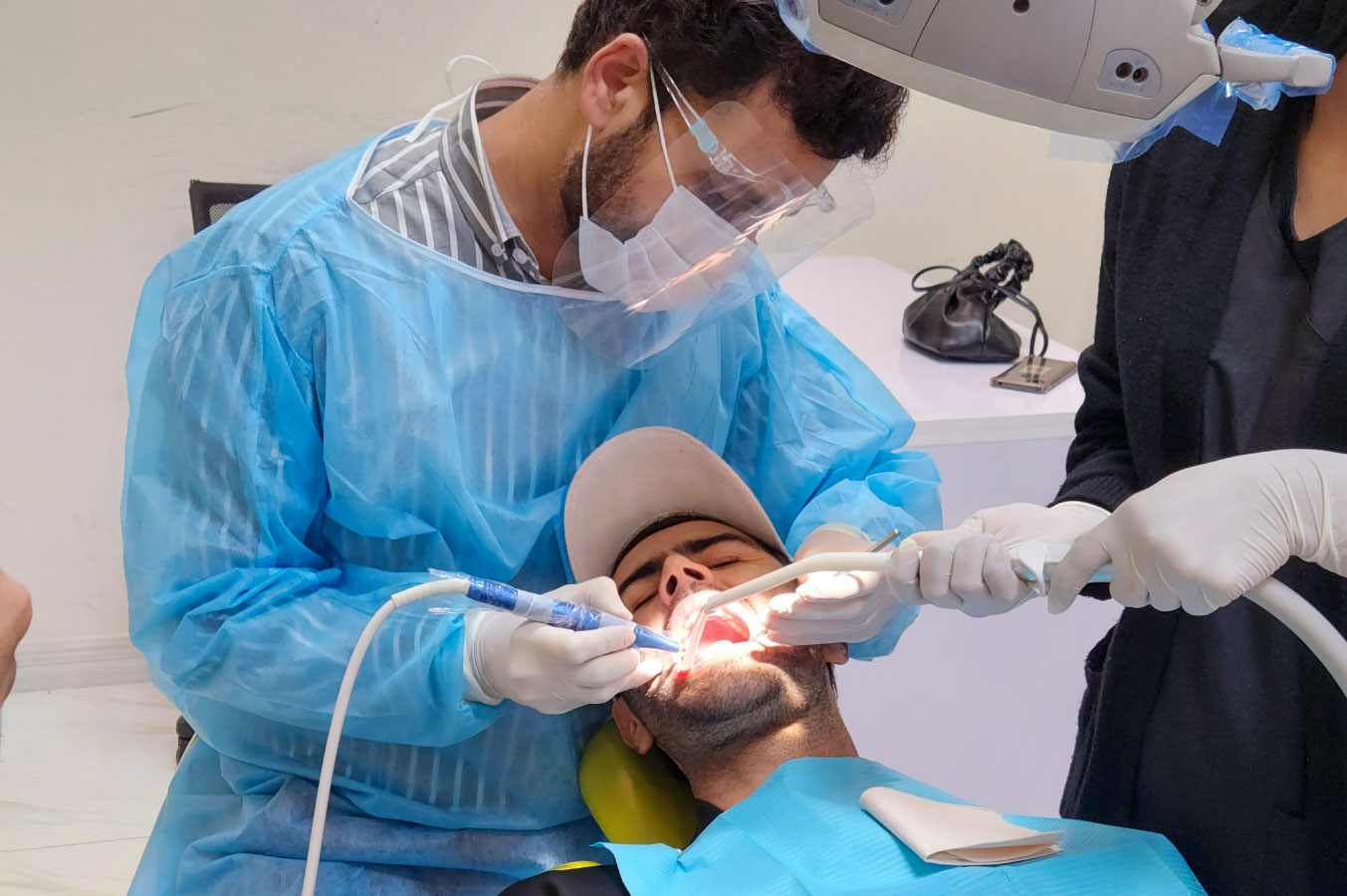 A dentist in Lahore performing professional scaling and polishing to remove plaque and tartar for better oral hygiene.