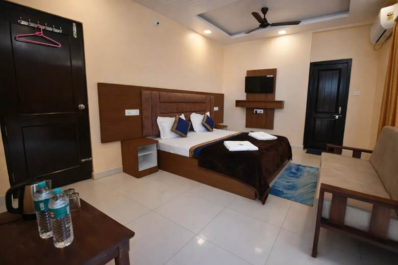 Best Family Hotel in Murdeshwar – Comfortable & Peaceful Stay
