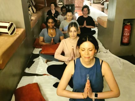 Bienestar corporativo a través del yoga en la oficina y el mindfulness en el lugar de trabajo