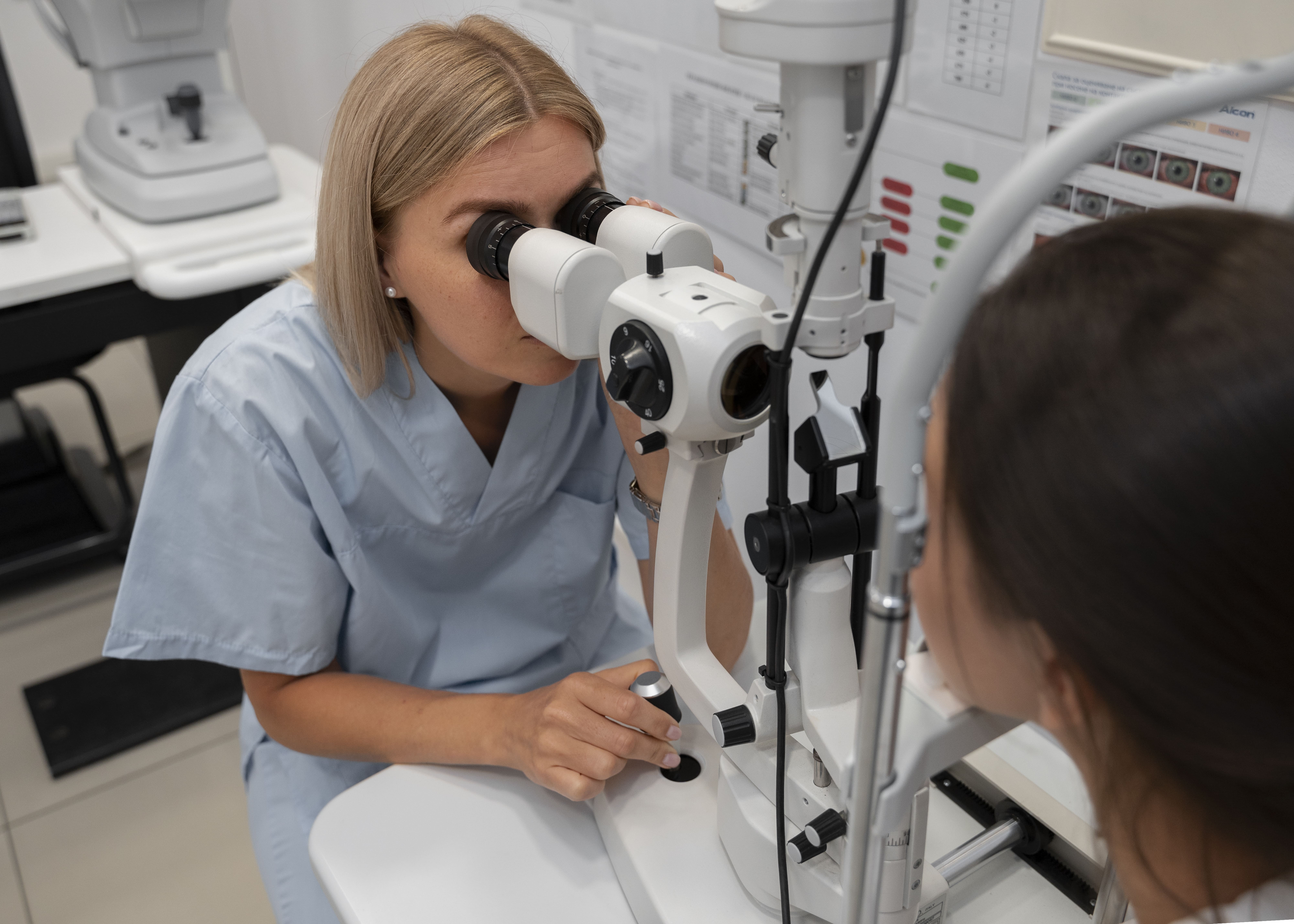 How to Choose the Best Retina Surgeon for Safe & Advanced Eye Care