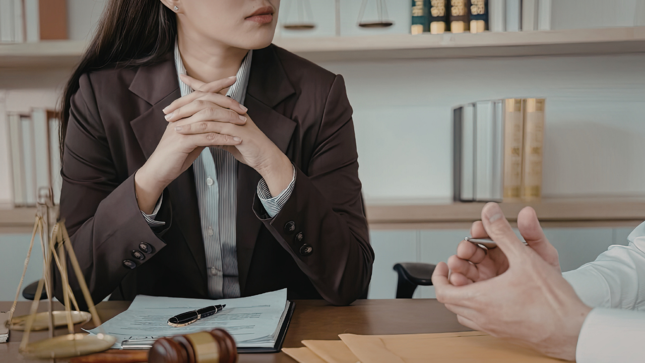 Hiring A Corporate Lawyer in Toronto for Contract Safety