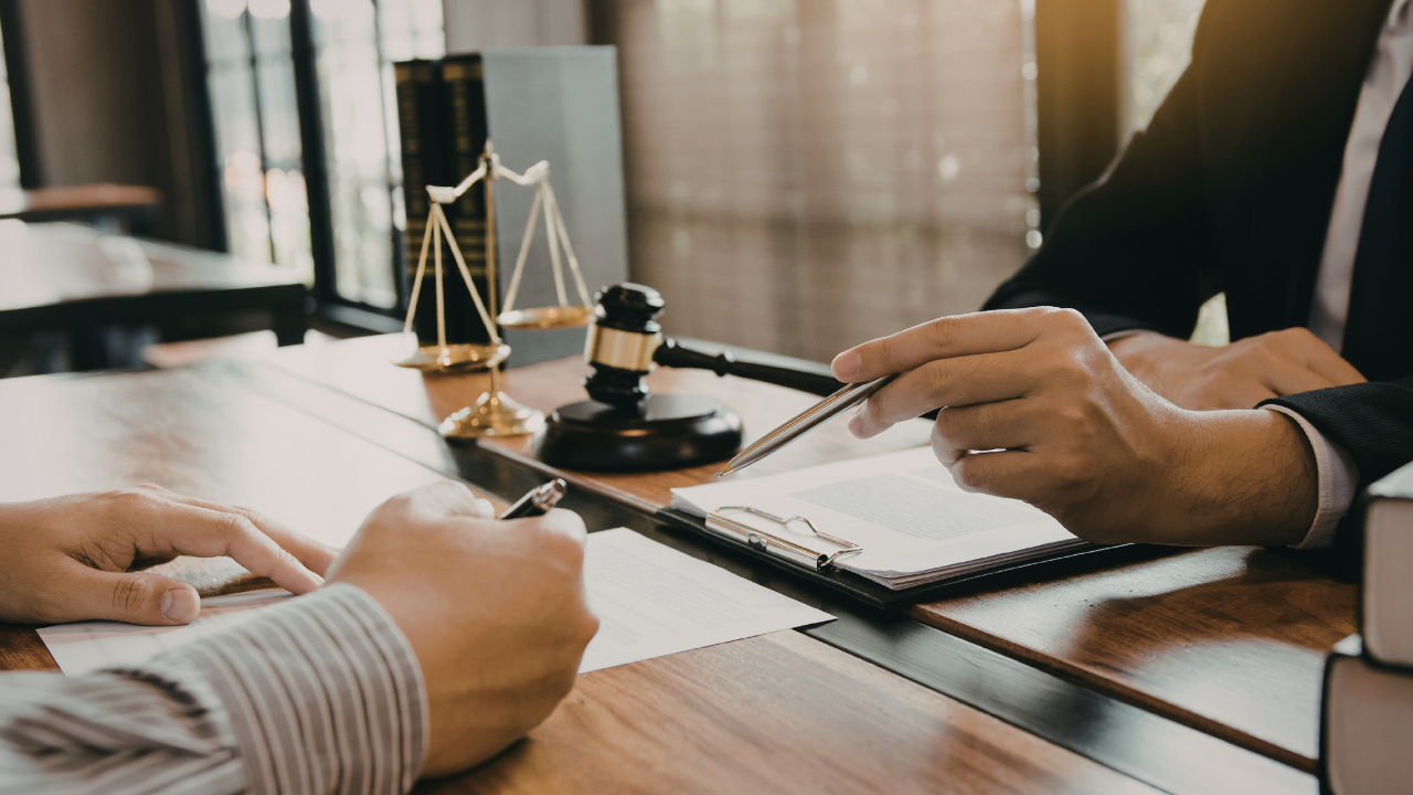 Hiring A Corporate Lawyer in Toronto for Contract Safety