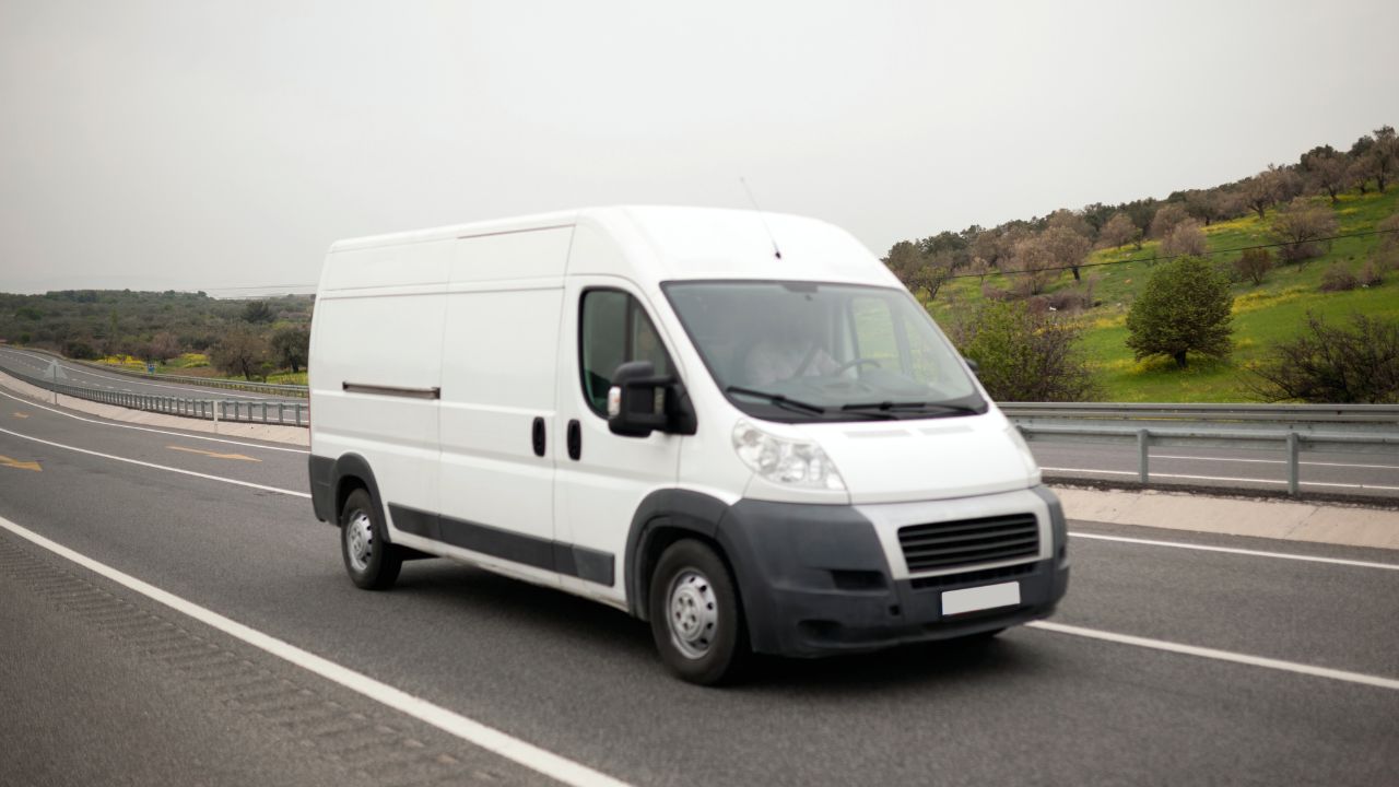 7 Proven Advantages of Freezer Van Rental in Dubai Today