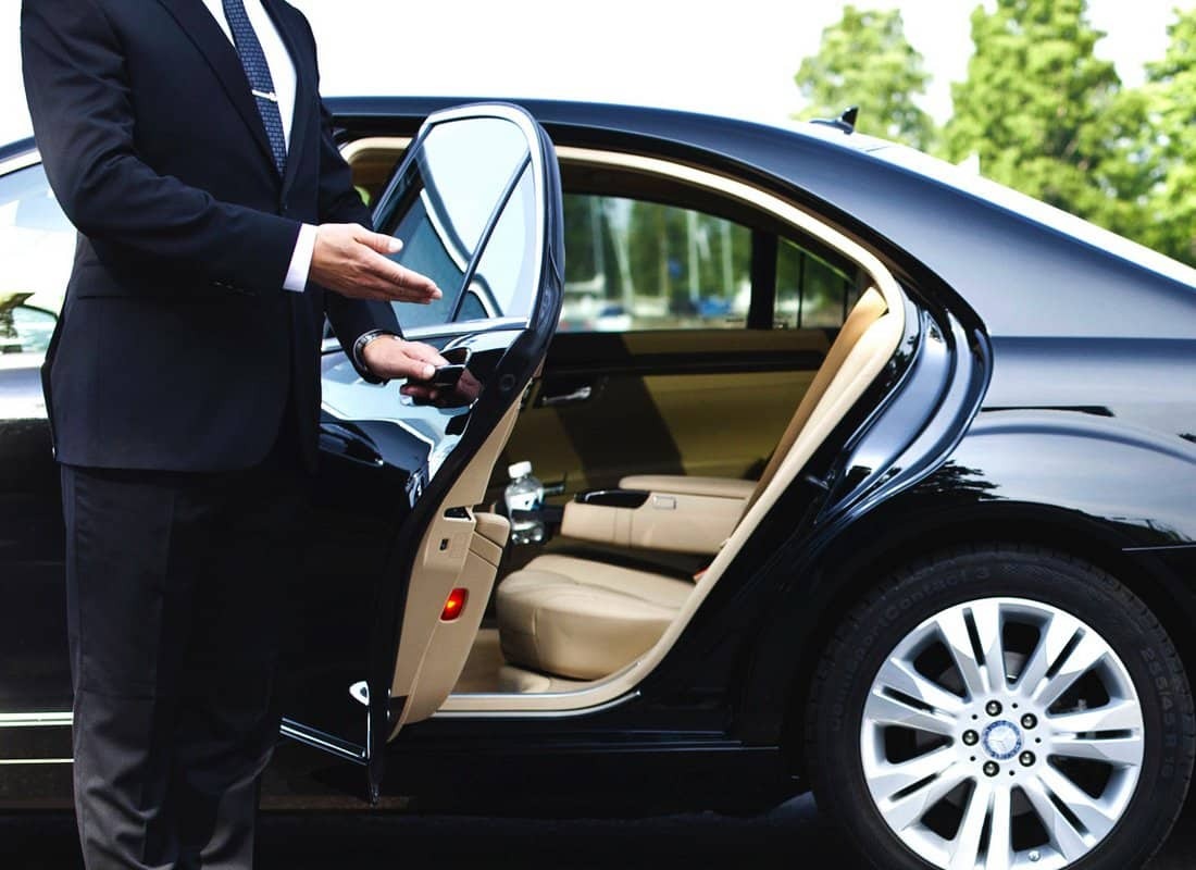 Airport Limo vs Taxi: Which Transportation Option Is Better for Travelers?