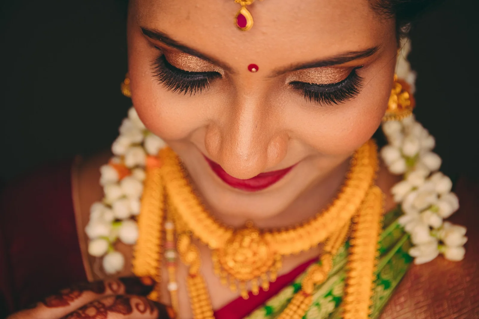 The Big Debate: Candid vs. Traditional Photography