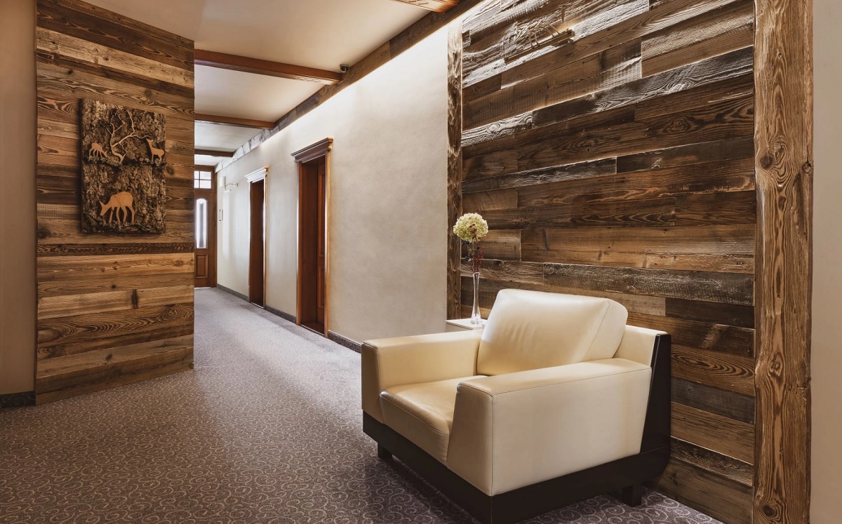 L’élégance intemporelle du bois ancien dans les espaces de vie