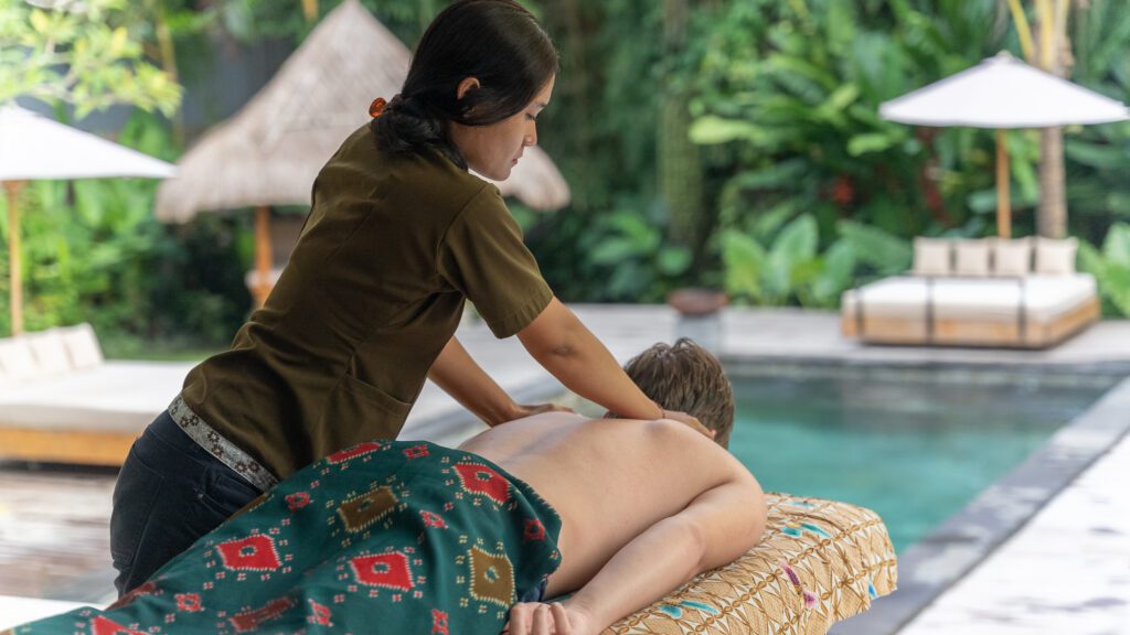 The Best Essential Oils to Enhance Your Next Reina Massage Session