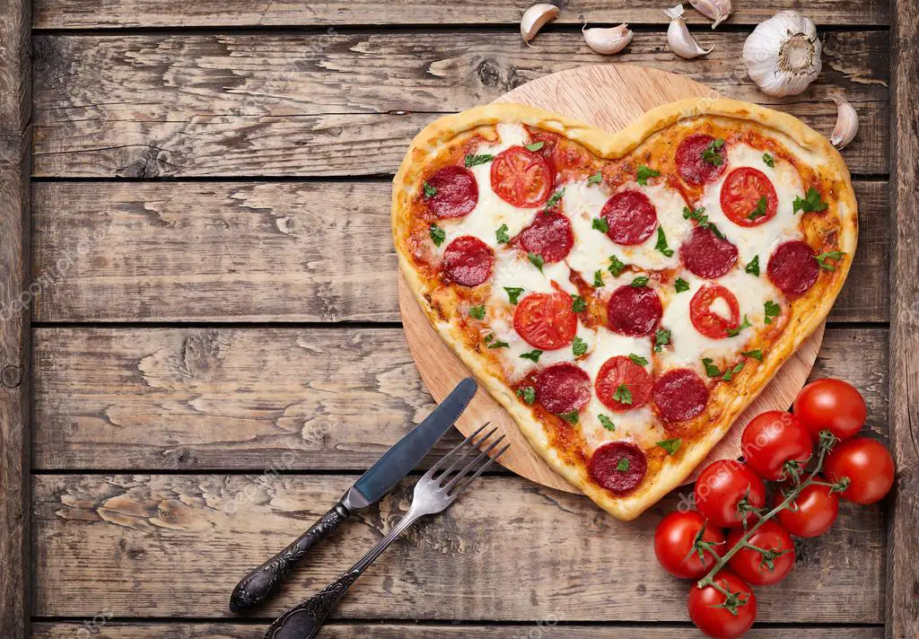 depositphotos_96405924-stock-photo-heart-shaped-pizza-with-pepperoni-4d503d1c