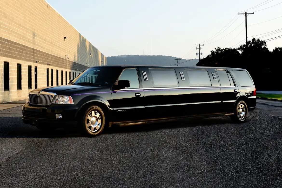 2006-navigator-lincoln-navigator-limousine-59ce830e5c874-large-49bafcc0