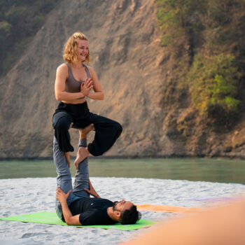 beach-yoga-with-rishikesh-yog-temple-41ba8340