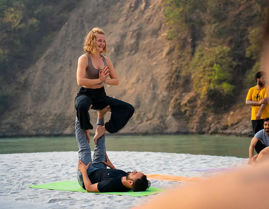 beach-yoga-with-rishikesh-yog-temple-41ba8340