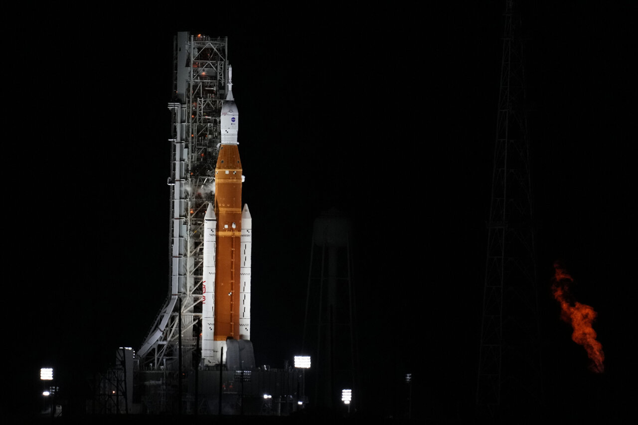 After Fuel leaks NASA scrubs launch of new moon rocket-6f498aef
