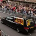 In Edinburgh Queen’s coffin greeted by massive crowds-23f86a6c
