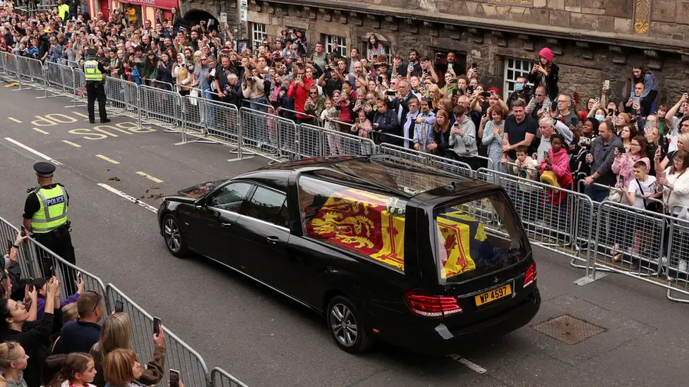In Edinburgh Queen’s coffin greeted by massive crowds-23f86a6c