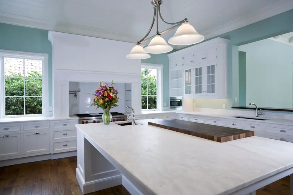 Open-space-kitchen-with-White-Quartz-Countertops-4fac4fcc