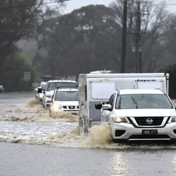 Southeast Australia lashed by heavy rain, flood warnings issued-0fc9457f