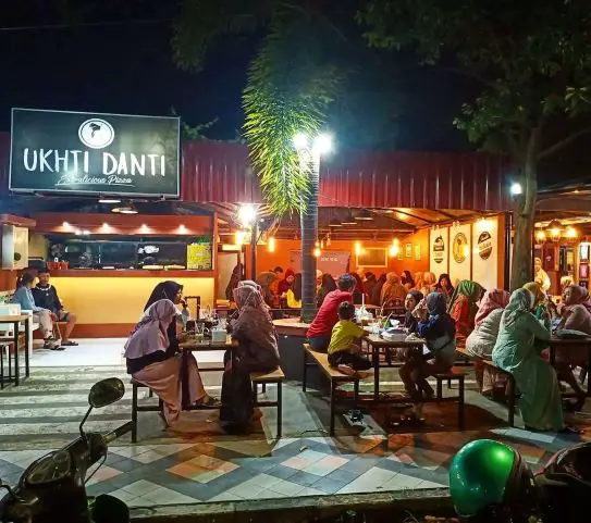 Ukhti Danti Cafe Sinjai-120ff29e