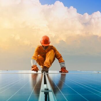 installing_solar_panels_on_roof-14091732