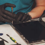 tablet-device-repair-professional-5c089df9