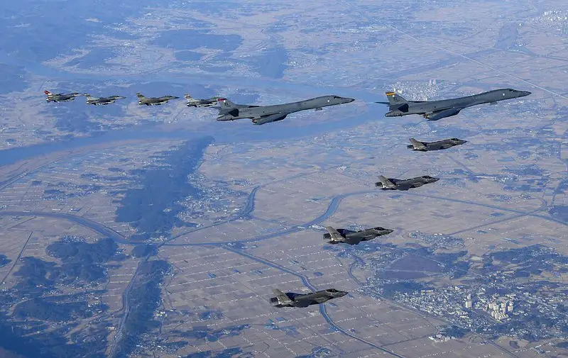 As US flies bombers over South N.Korea fires more missiles-54e2dab2
