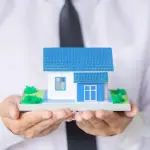 Screenshot 2023-02-09 at 16-57-39 Free Photo Businessman holding model house-3d28178d