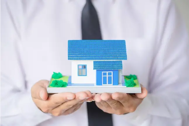 Screenshot 2023-02-09 at 16-57-39 Free Photo Businessman holding model house-3d28178d