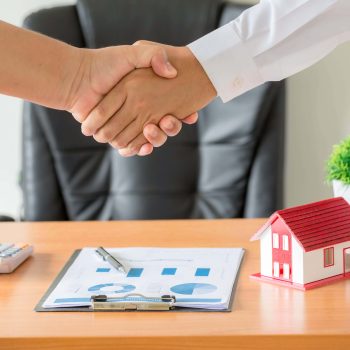 hands-agent-client-shaking-hands-after-signed-contract-buy-new-apartment-min (1) (1)-9f217003