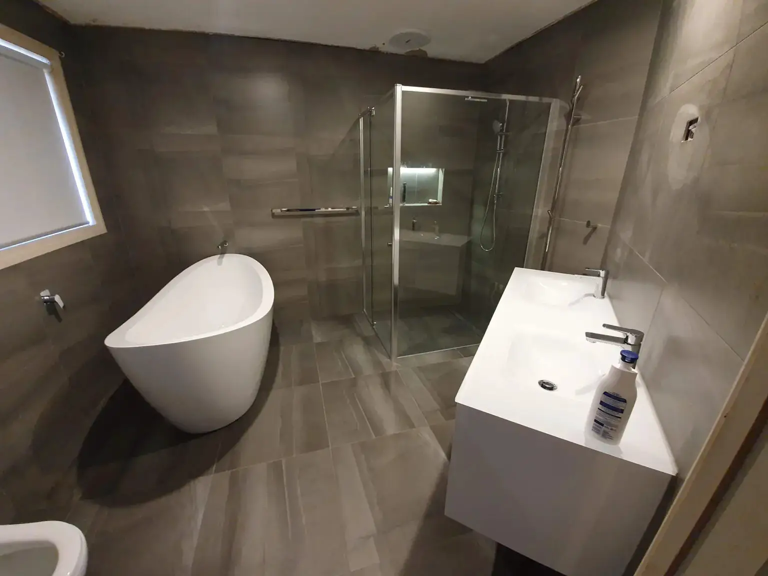 Bathroom-tiled-600-x-600-Porcelian-tile-Lapparto-grey-look--1536x1152